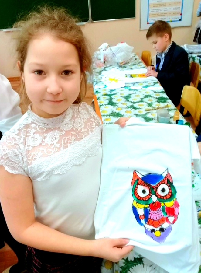 Девочка нарисовала на футболке сову